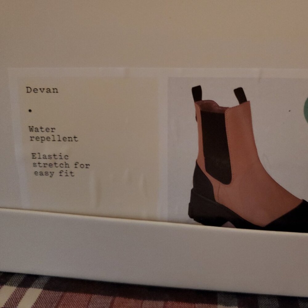 NWT Devan boots